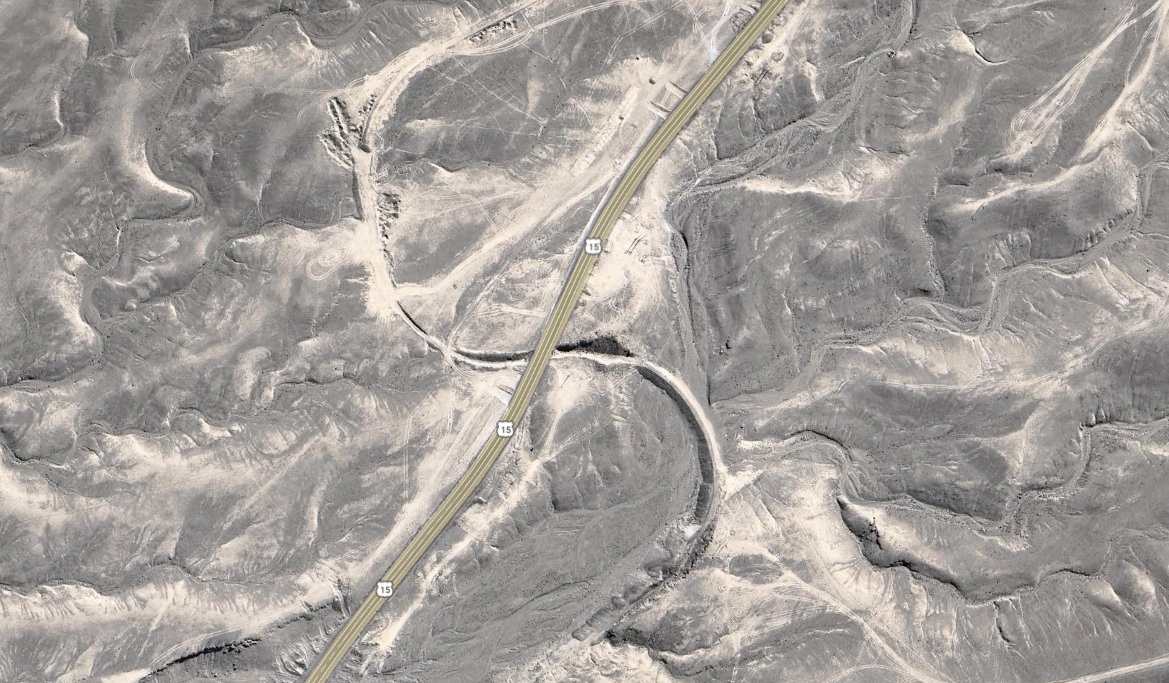 Vista en Google Maps del terraplén que quedó del proyectado ferrocarril Huara–Oruro.